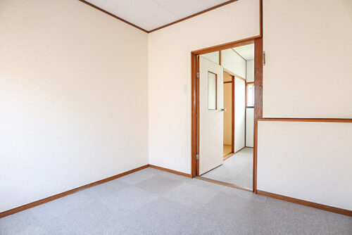 2階の洋室4.5帖のお部屋です。カーペット敷きで足元に優しい床です。