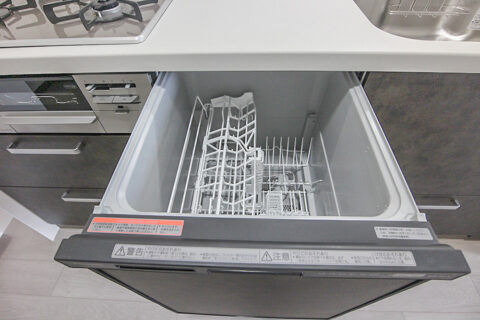 キッチンには嬉しい食洗機付き！深型なので食器を大容量に収納出来ます♪ 現地（2022年5月）撮影